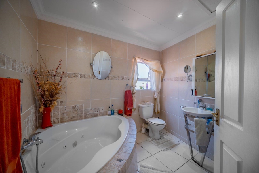 5 Bedroom Property for Sale in Wavecrest Eastern Cape